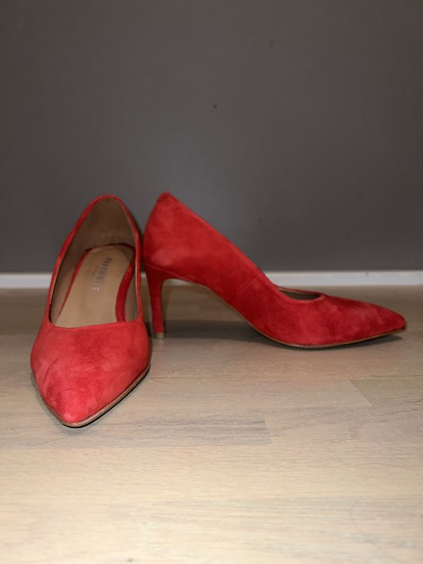 Nubia Red Sued 
