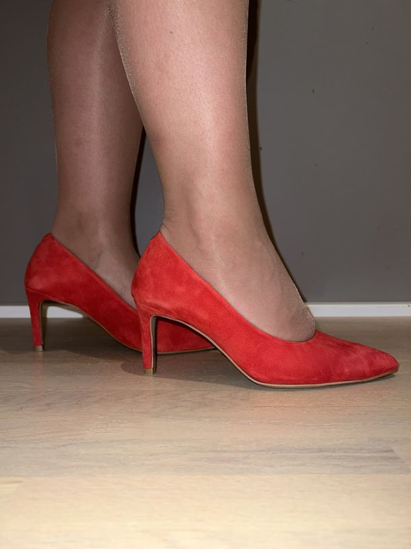 Nubia Red Sued 